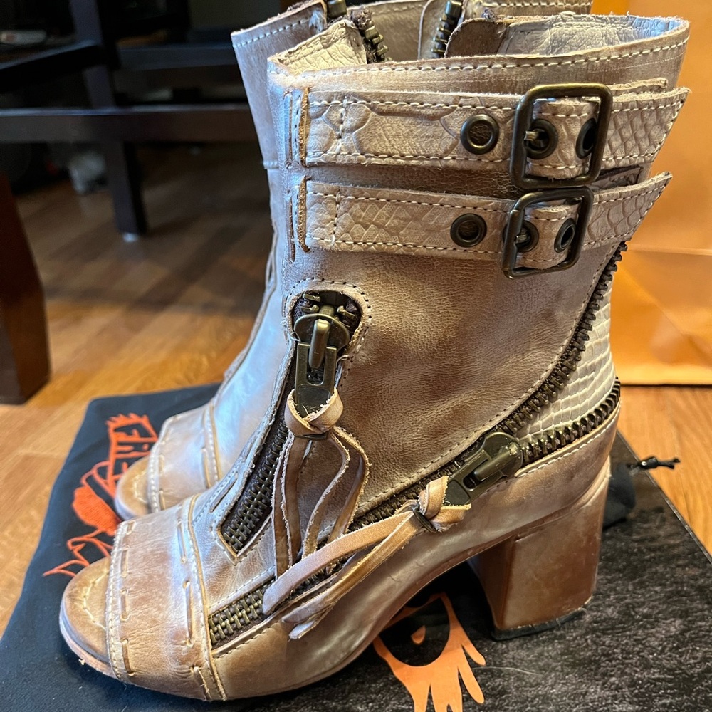 Freebirds - Style Zombi - Color Taupe - Size 7